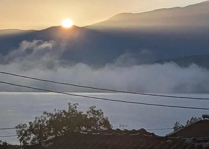 το μπαλκόνι της βεγορίτιδας Áyios Pandeleḯmon